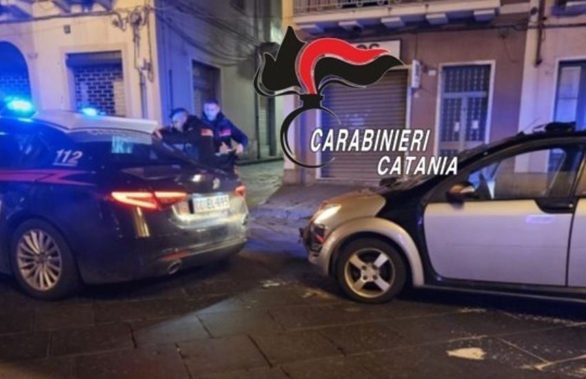 Riposto, due giovani ragazzi fuggono in auto dai Carabinieri: presi
