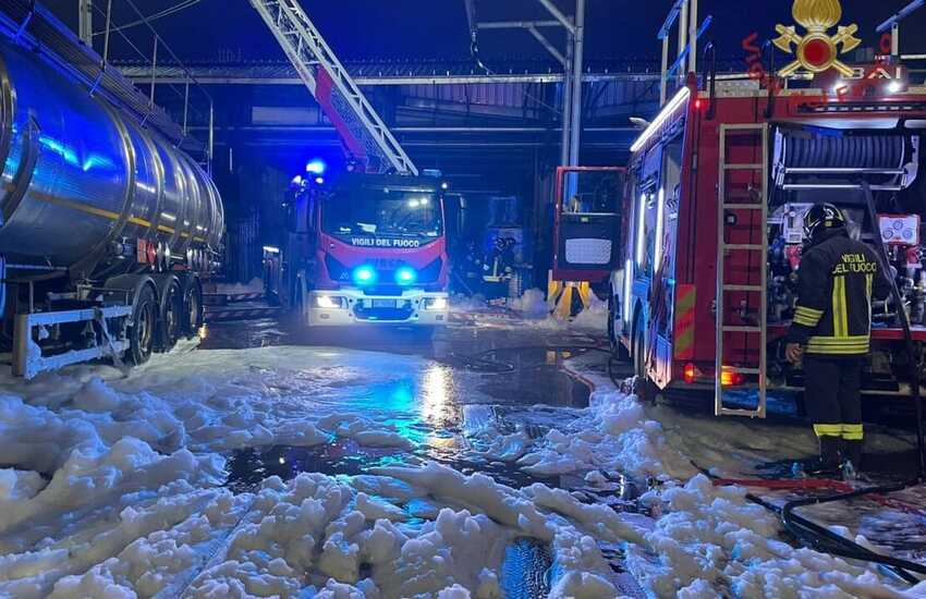 Milano, esplosione e incendio nell’azienda di solventi chimici: feriti tre operai