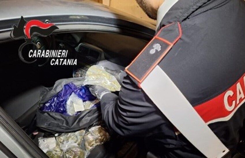 Catania, usa auto a noleggio come un negozio self service per spacciare: preso 22enne