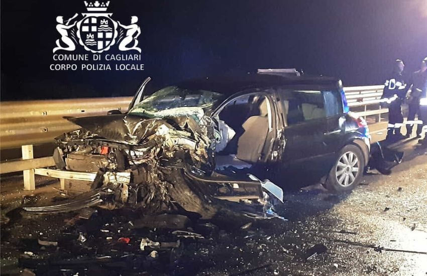 Cagliari, contromano per 10 chilometri sulla strada statale: violentissimo frontale tra due auto