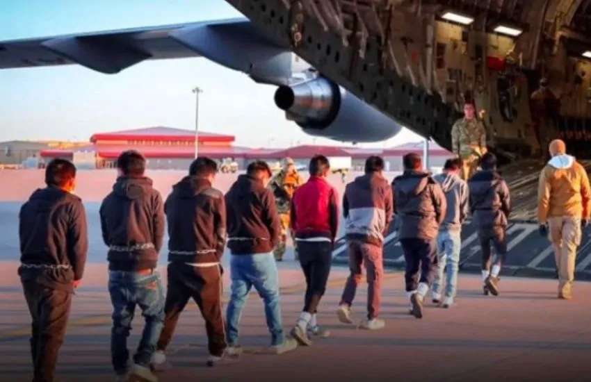 Trump mantiene la “promessa”: migranti in catene espulsi dagli USA con aerei militari, le foto choc dalla Casa Bianca