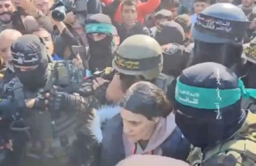 Hamas libera l’ostaggio della “discordia” tra la folla inferocita, Netanyahu ha già pronta la sua “vendetta”
