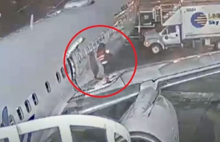 Passeggera “ansiosa” apre la porta di emergenza e sale sull’ala dell’aereo