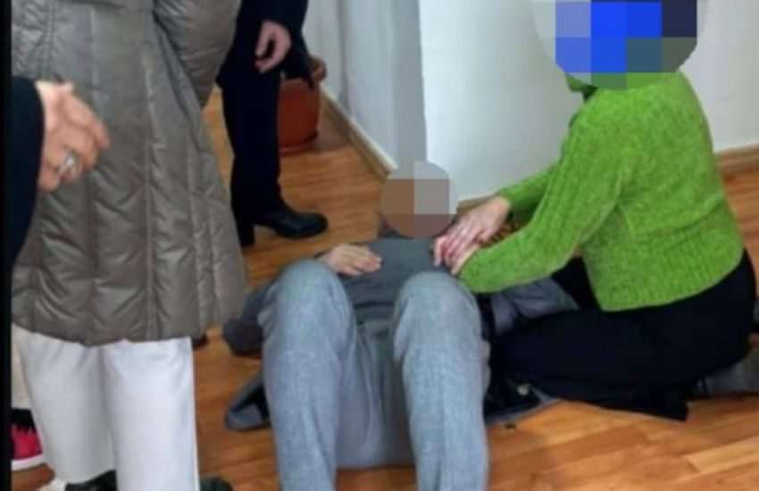 Napoli, prof di sostegno picchiato a scuola da un genitore: “Se tocchi mia figlia vai al tappeto”
