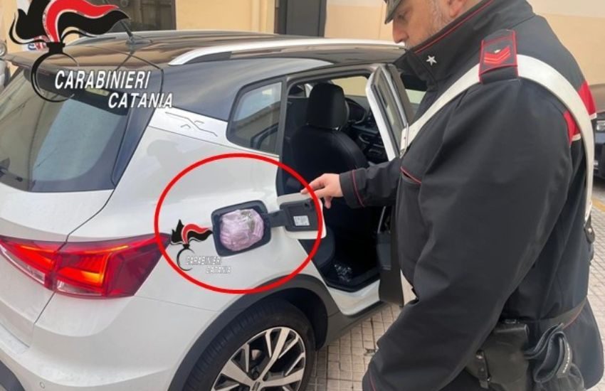 Catania, scoperto a spacciare in auto, arrestato 23enne