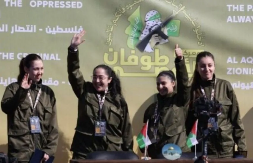 Liberate le 4 soldatesse israeliane rapite da Hamas: fanno il segno della vittoria sul palco, poi il commovente abbraccio ai genitori