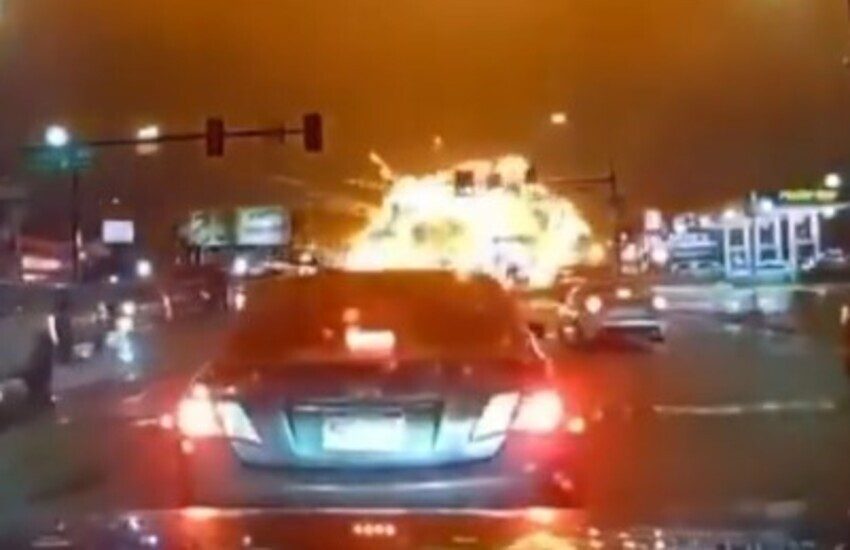 Philadelphia, aereo da trasporto medico si schianta sulle case: tutti morti a bordo – VIDEO