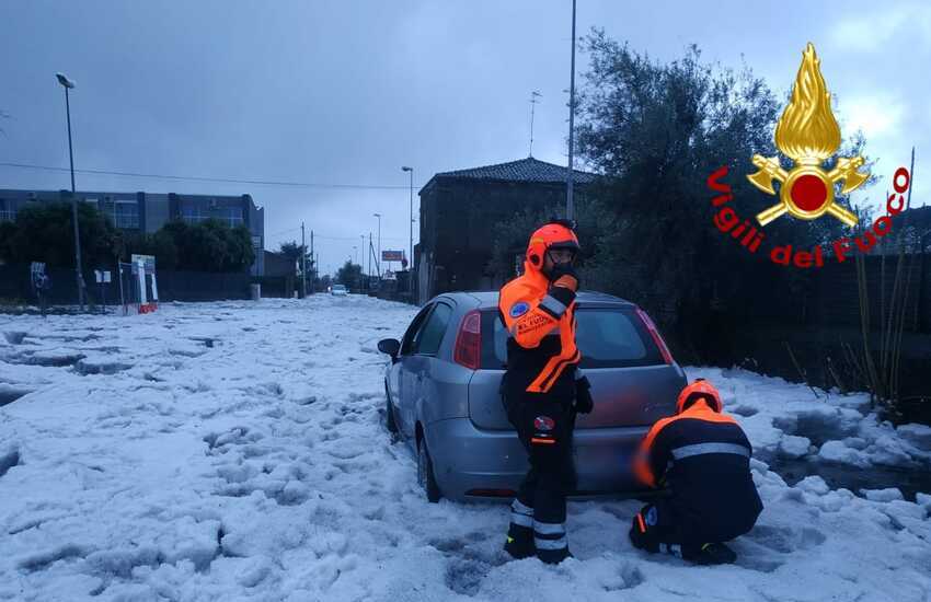 Catania, fortissima grandinata nella notte: molti gli interventi dei vigili del fuoco – FOTO