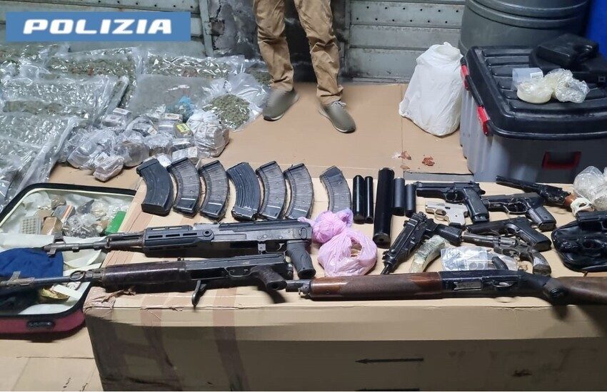 Picanello, scoperto arsenale da guerra in un garage: locale pieno di armi e droga