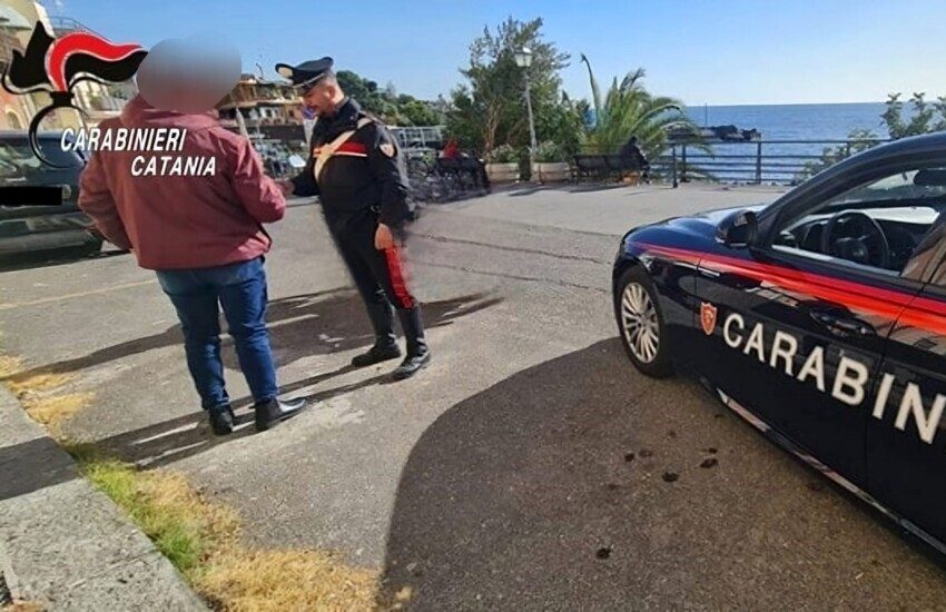 Catania, va a Li Cuti con telo mare e sandali ma, doveva essere ai domiciliari: arrestato