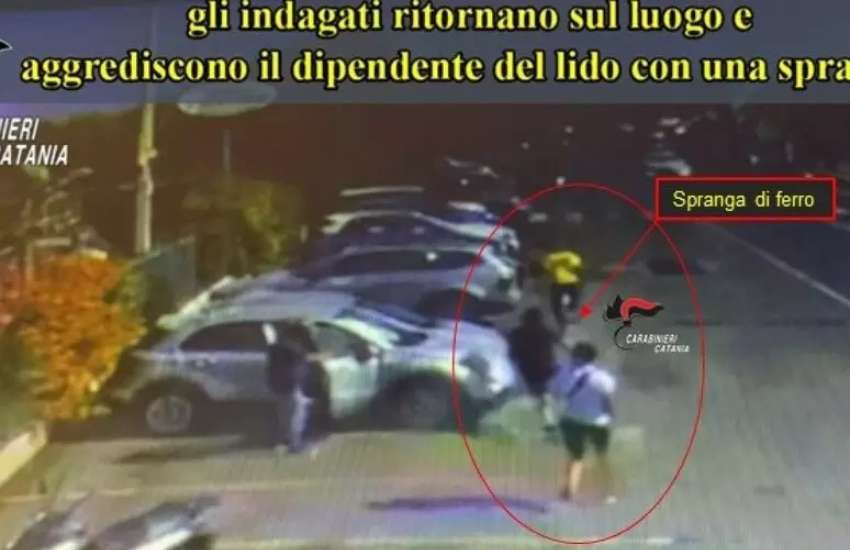 Catania, tentano di rubare auto e picchiano con spranga chi li blocca, tre arresti