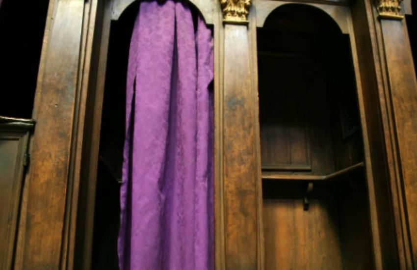 Pompei, si mette nel confessionale del Santuario e assolve i fedeli, ma non è un prete: denunciato