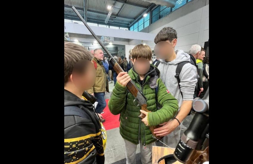 Choc alla Fiera delle armi di Verona: bambini con fucili e mitragliatrici in mano sotto gli occhi degli adulti