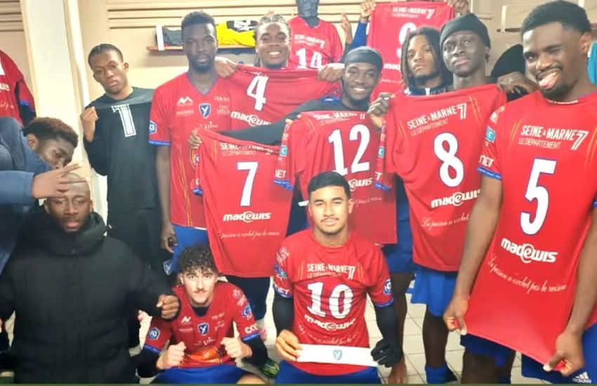 Francia, tifosi armati irrompono negli spogliatoi all’intervallo: i calciatori fuggono tuffandosi nella Senna