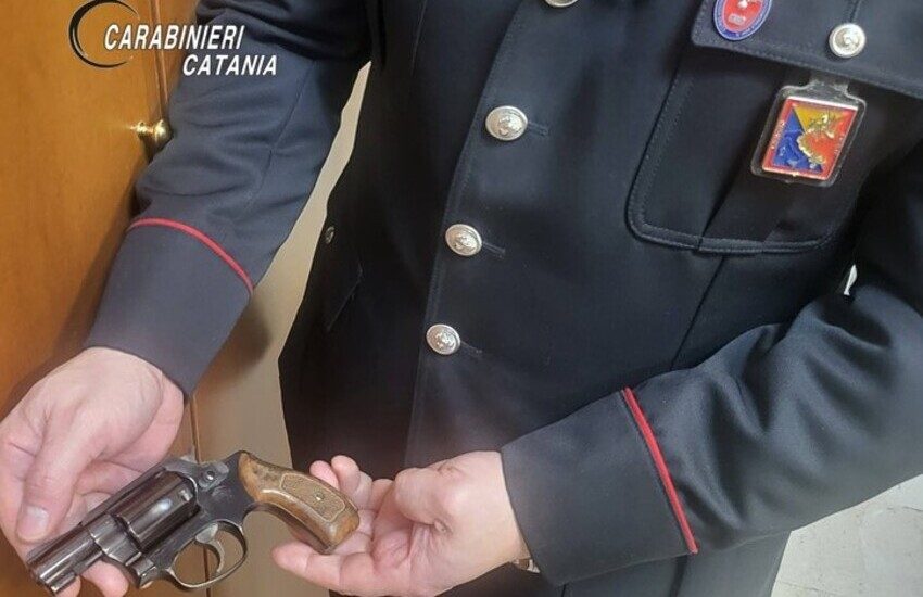 Bronte, minaccia il confinante con una pistola: “Ti mando al cimitero”