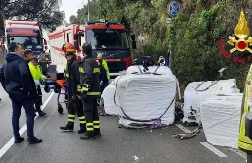 Tragedia a Salerno, tir perde ecoballe che travolgono gruppo di ciclisti: un morto
