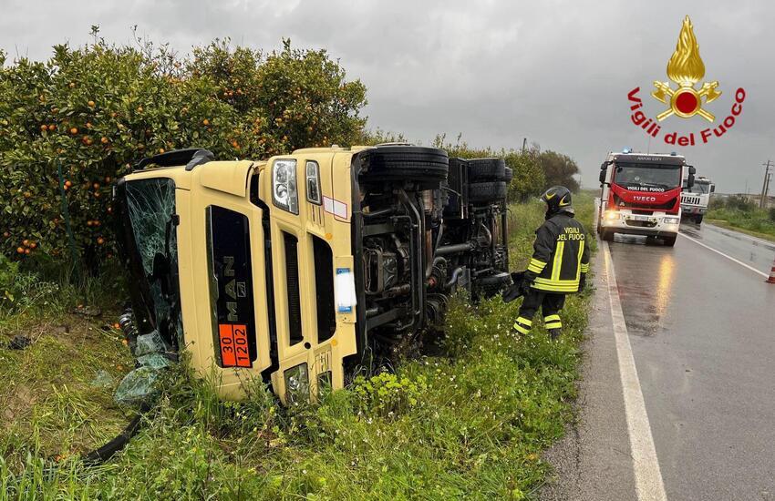 Catania, bivio Iannarello: autocisterna carica di gasolio esce di strada