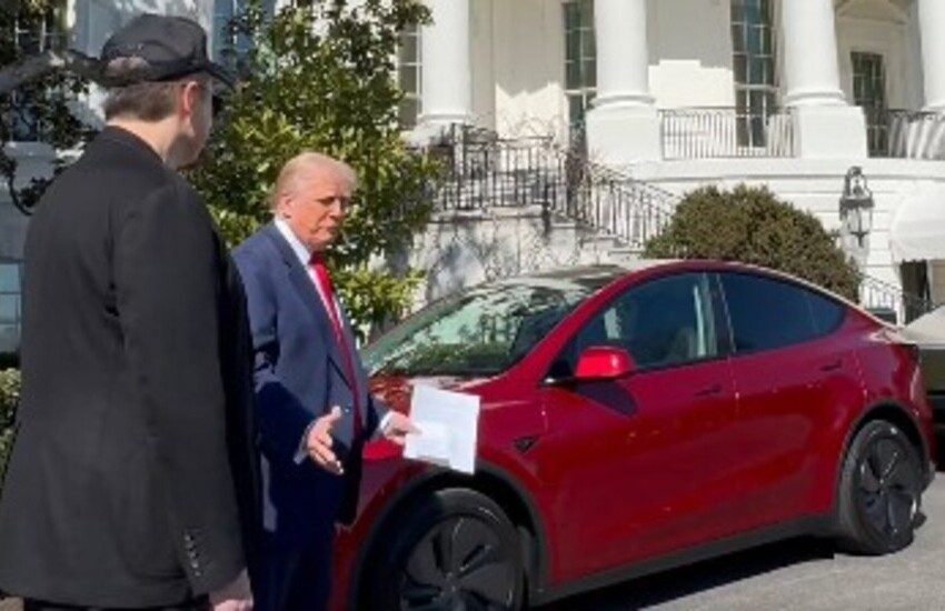 Trump compra una Tesla per sostenere Elon Musk ma, non potrà guidarla