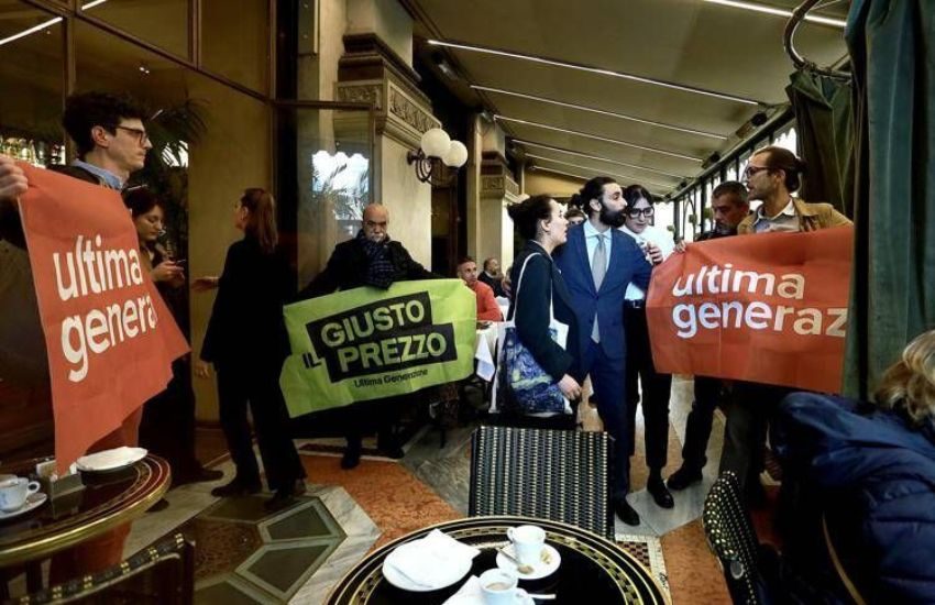 Carlo Cracco denunciato per furto da un attivista di Ultima Generazione: “Mi ha rubato il telefono ed è scappato”