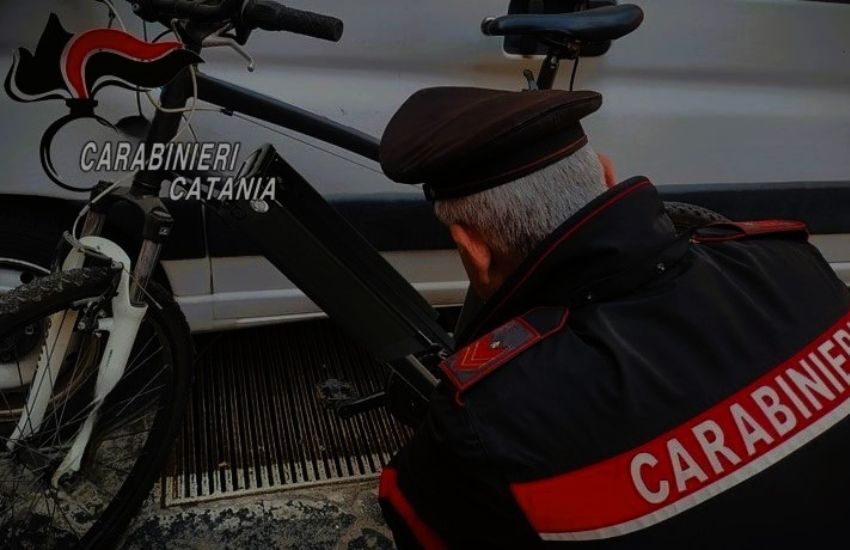 Catania, tenta di rubare la bicicletta a un rider dopo la consegna della pizza: denunciata 23enne