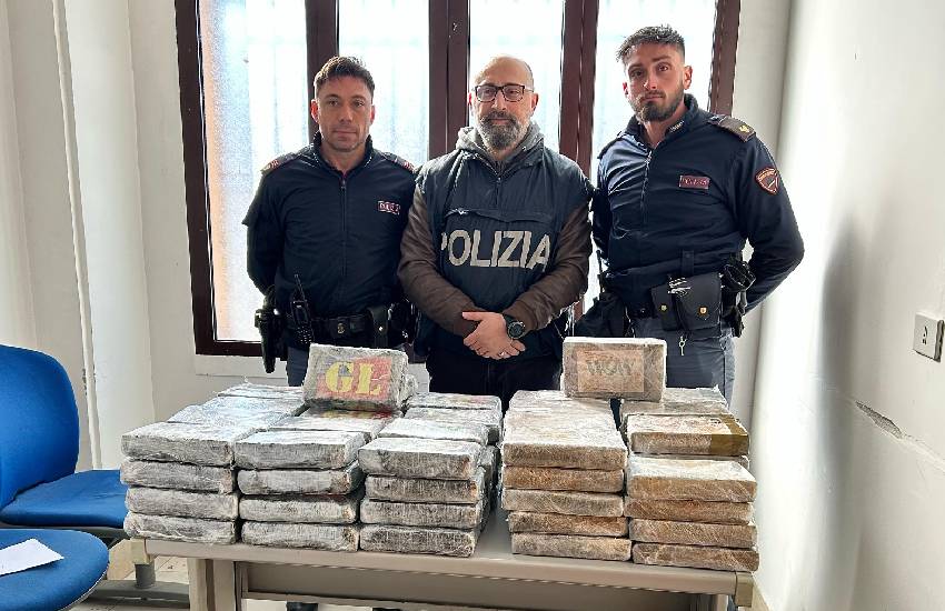 Clamoroso sequestro della polizia in provincia di Latina: oltre 100 kg di cocaina rinvenuti durante un controllo stradale