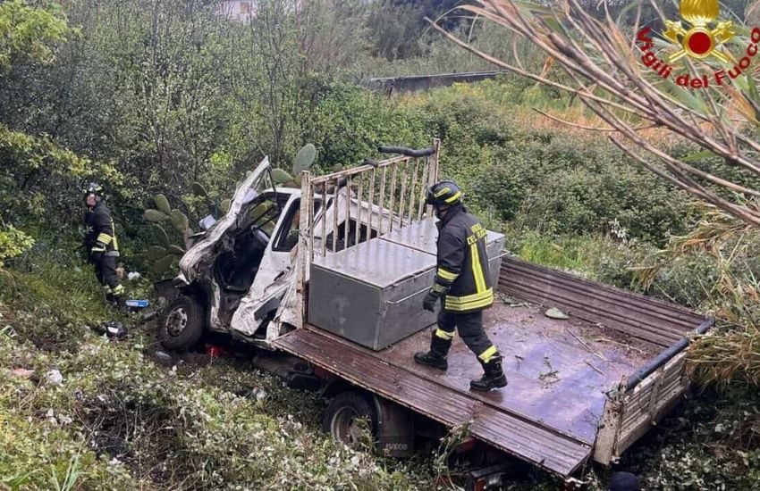 Tragedia sulla Messina-Palermo, furgone finisce in una scarpata: morto un 28enne catanese