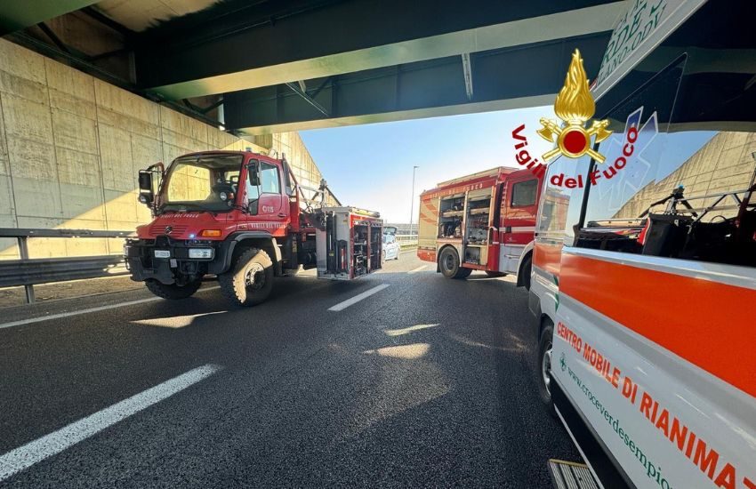Incidente in A4: Bus con 44 bambini a bordo tampona un tir, feriti due alunni, l’autista è gravissimo