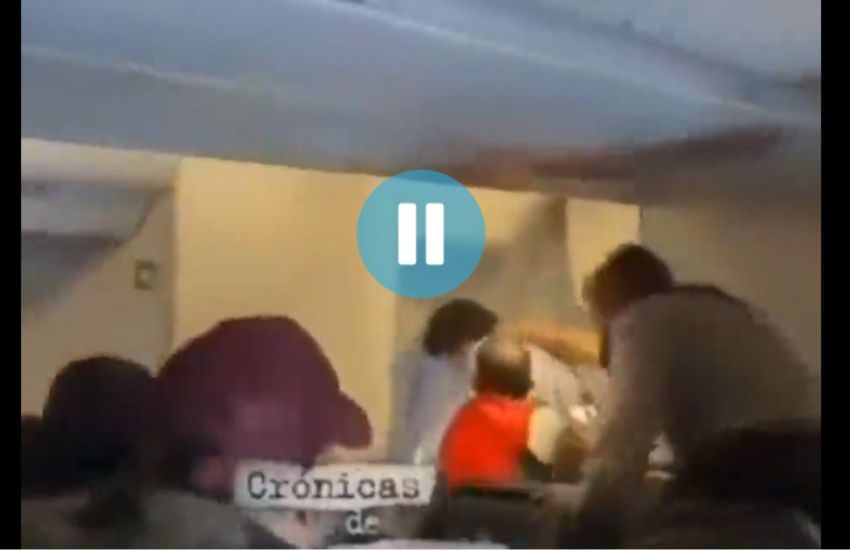 Follia sul volo Madrid-Caracas, tenta di aprire il portellone in volo: bloccato dai passeggeri – VIDEO