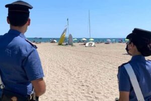 Savona, 36enne ucciso a coltellate in spiaggia davanti ai bagnanti: è caccia all’aggressore