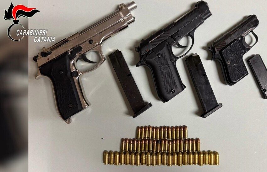 Blitz dei Carabinieri a Catania: scoperto arsenale nascosto in un appartamento di via Zurria
