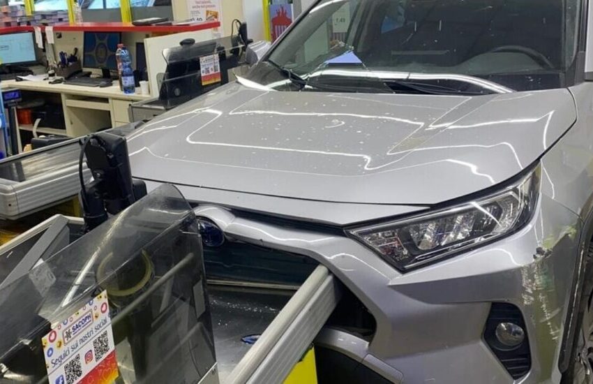 Perde il controllo dell’auto e finisce col SUV dentro un supermercato: l’automobilista ha 84 anni. Per fortuna nessuno è rimasto ferito. E’ successo a Roma