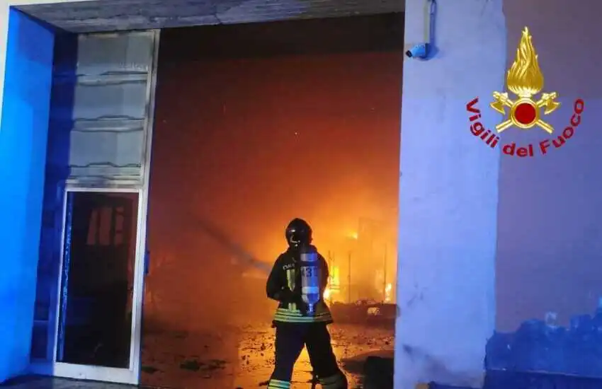 Incendio in un negozio di Catania: intervento dei Vigili del Fuoco nella notte