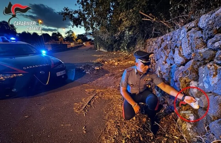 Mascalucia, i carabinieri trovano 90 grammi di cocaina nascosta in un muretto