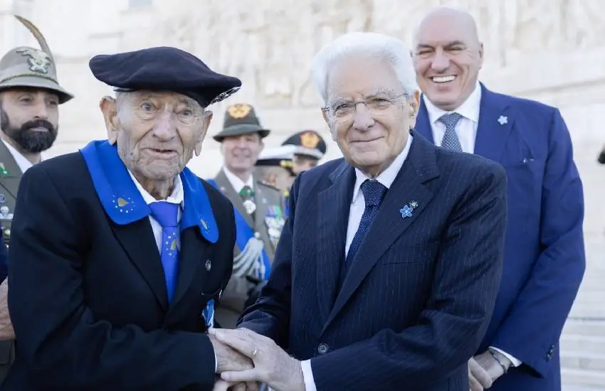 Ivo Castellucci celebra 104 anni con la stretta di mano del Presidente Mattarella durante la Giornata dell’Unità Nazionale e delle Forze Armate