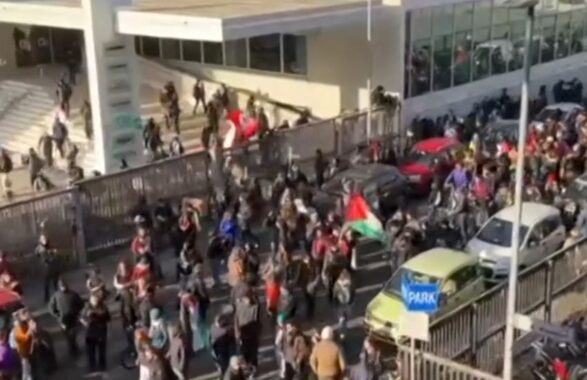 Scontri a Torino durante il corteo per Askatasuna: tensione tra manifestanti e forze dell’ordine