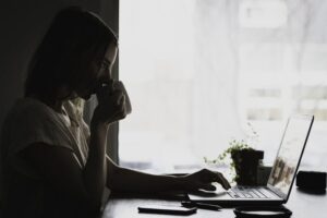 Mal di schiena da scrivania: come prevenire e gestire il dolore con buonsenso e prove scientifiche