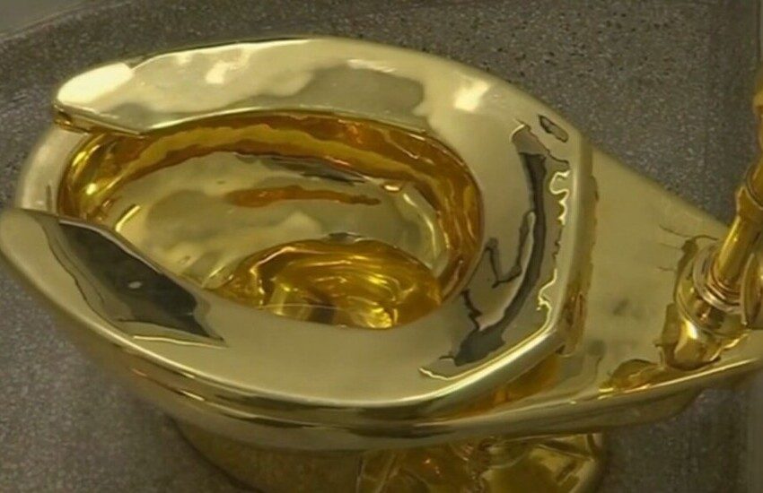 Il water d’oro di Cattelan venduto per 12 milioni di dollari
