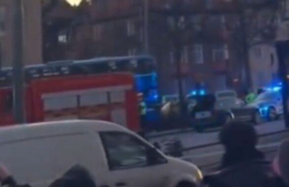 Tragico incidente a Stoccolma: autobus a due piani si schianta contro una fermata, diversi morti