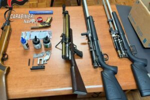 Esce sul tetto della sua casa e spara con un fucile modificato contro le auto in sosta nel Napoletano