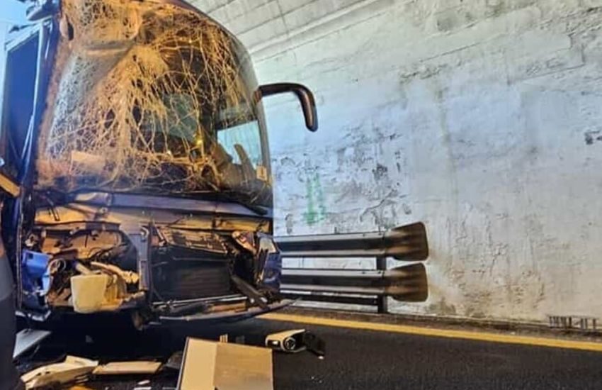 Genova, incidente sull’A10: guida turistica perde la vita nello scontro tra un pullman ed un camion