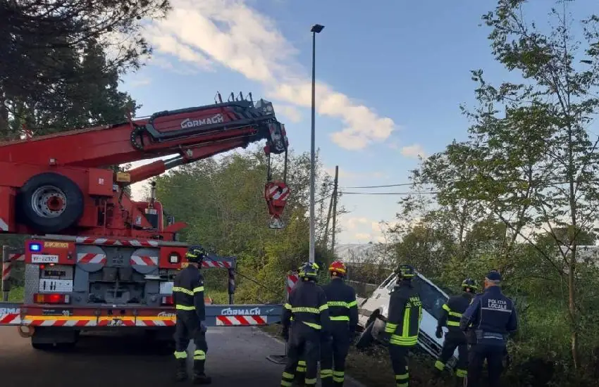 Tragico fuori strada col furgone. Pesante il bilancio: un morto e due feriti. L’incidente lungo via del Piccarello a Latina