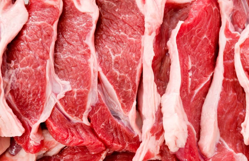 Forzano un posto di blocco e tentano la fuga: in auto oltre due quintali di carne rubata