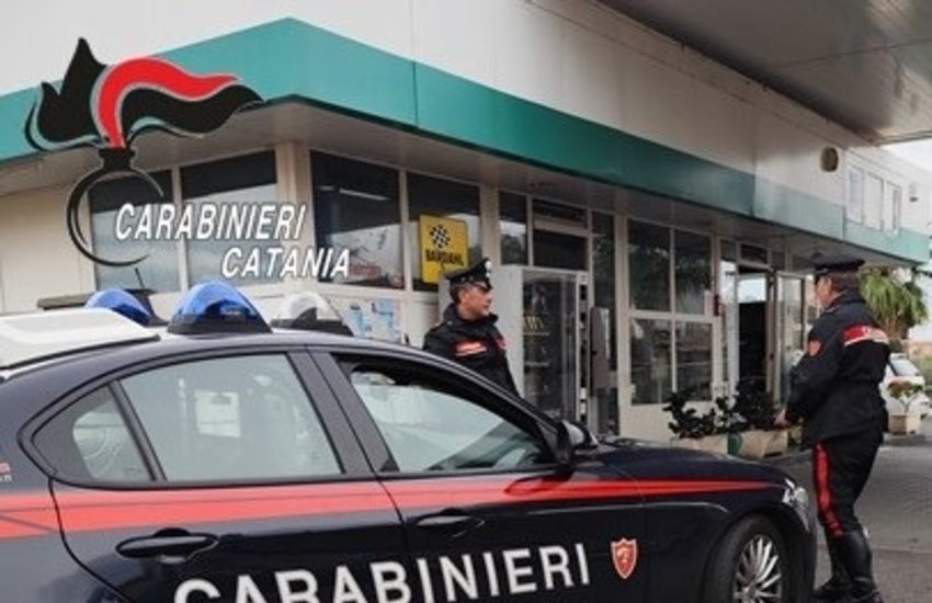 Giarre, sorpresi mentre svaligiano i distributori automatici: un giovane fermato
