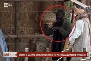 Lecce, si rifugia nel presepe fingendosi una statua, ma è un latitante