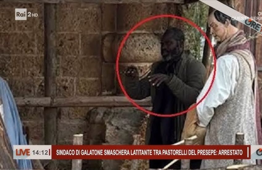 Lecce, si rifugia nel presepe fingendosi una statua, ma è un latitante