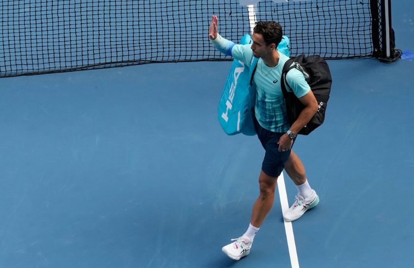 Musetti (sopra di due set a zero) costretto al ritiro contro Djokovic: sfuma la semifinale agli Australian Open 2026