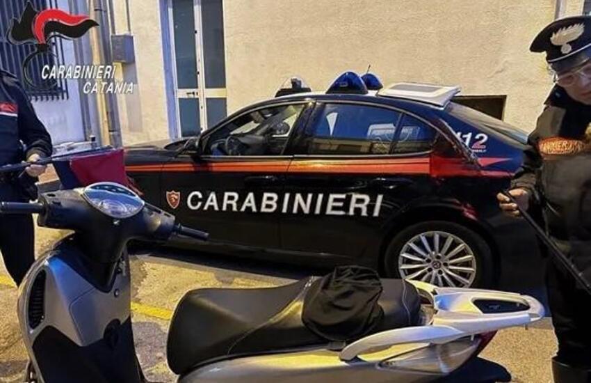 Paternò, scooter senza targa, 18enne tenta di sfuggire al controllo: denunciato per riciclaggio
