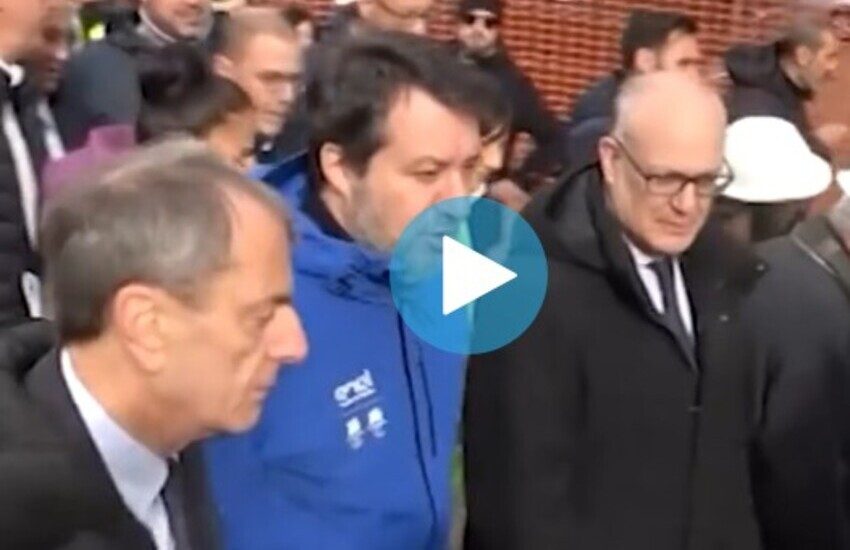 Roma, contestazioni a Salvini e Gualtieri durante la visita a Tor Bella Monaca