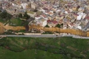 Niscemi, il mondo della cultura si unisce per salvare la biblioteca storica