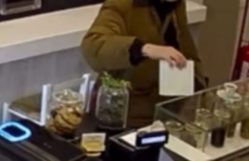 Entra per un caffè e ruba le mance: furto ripreso dalle telecamere a Bari